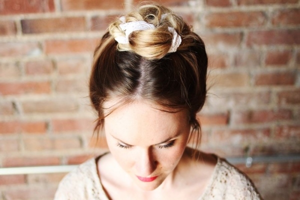 Krásne školské účesy pre dievčatá-topknot na temene hlavy pripnuté účesy-pre-školáčky-moderné-a-cool