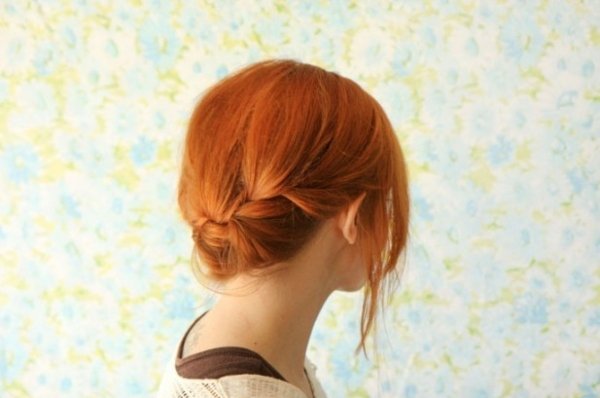 voľný updo s ležérne otvorenými bočnými prameňmi červených vlasov loose-updo-for-school-casual-open-strand-red-hair