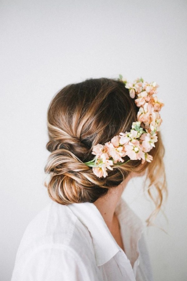 romantické dievča updo vlasové doplnky kvetinový pásik do vlasov dievča-updo-vlasy-doplnky-kvetina-čelenka-nápady