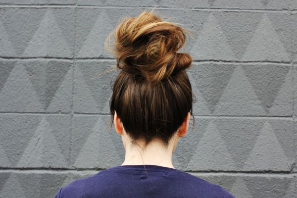 ležérny updo-ombré-farebné vlasy-letný vzhľad updo-casual-hranami-ombré-vlasy-letný-look