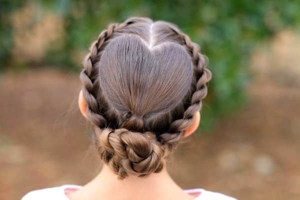 krásny zapletaný účes v tvare srdca na zadnej časti hlavy účesy pre návrat do školy formálny pletený účes v tvare srdca nápady na hlave nápady školáčka späť do školy