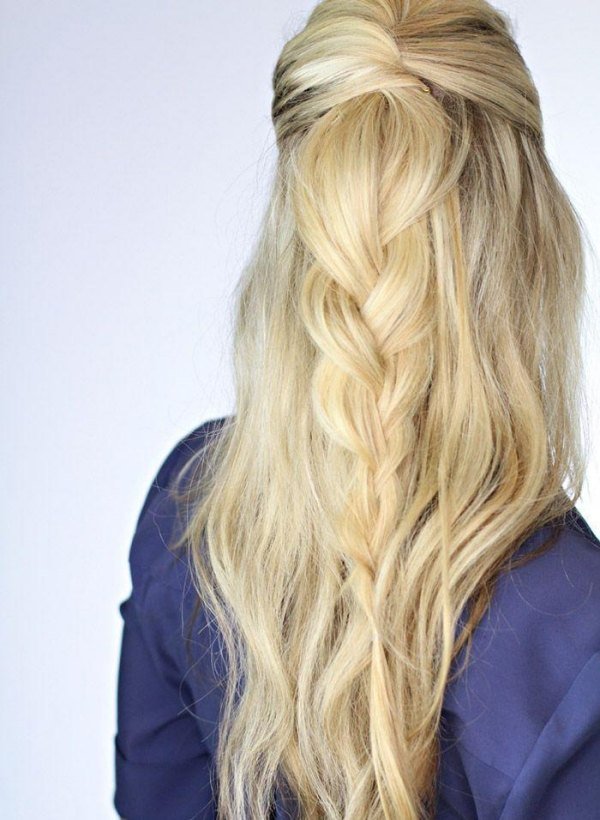 nápady pre dievčenské účesy pre dlhé vlasy-vrkoč voľne elegantné-dievča-účes-blond-dlhé vlasy-vrkoč-voľne spletené