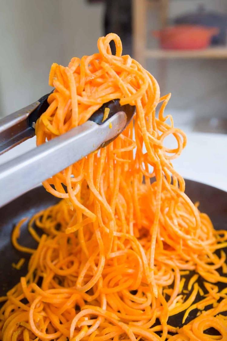 Smažte sladké zemiakové rezance