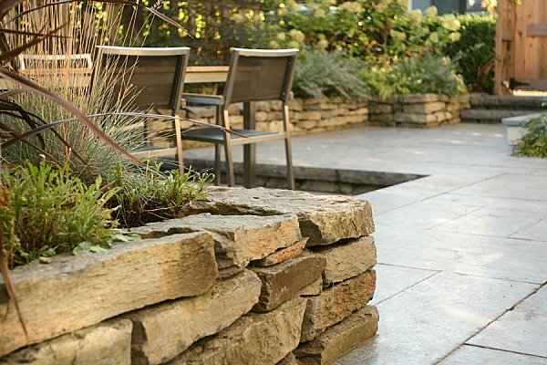 kovové záhradné stoličky tipy pre moderný záhradný dizajn