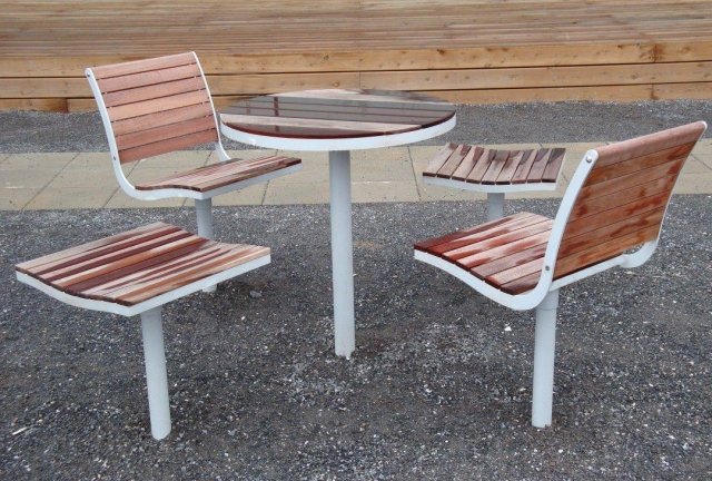 Zostava záhradného nábytku - záhradné stoličky z kovového dreva napevno namontované