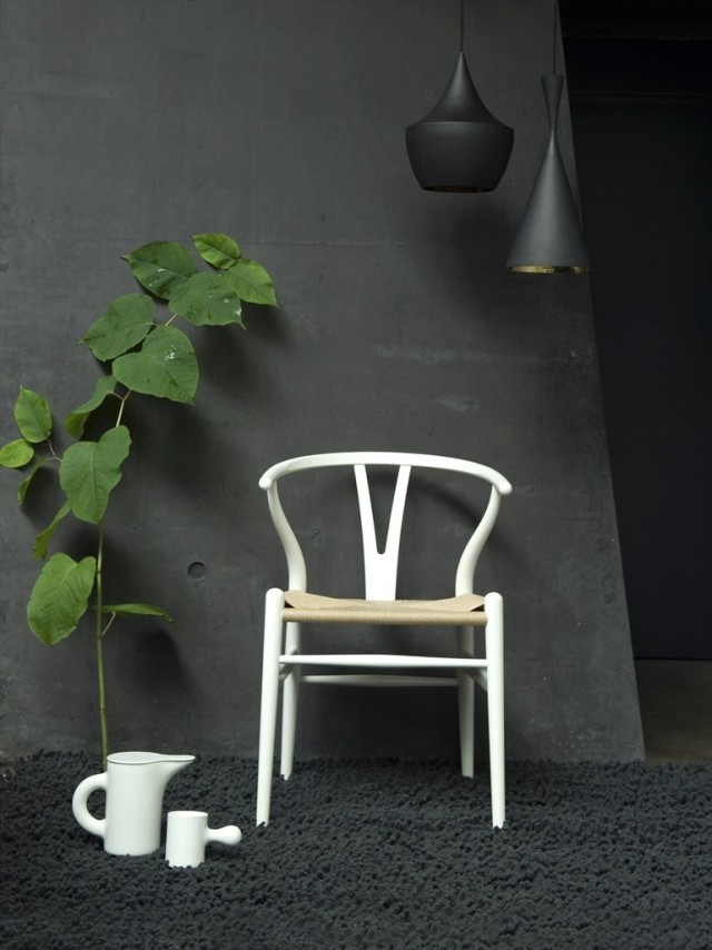 biele kreslo-exteriérové ​​kovanie Hans-J.-Wegner