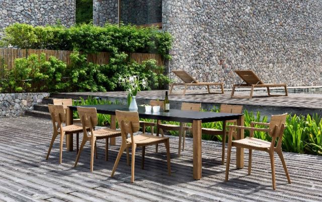 zelený interiér obývacej izby teakový nábytok odolný voči poveternostným vplyvom