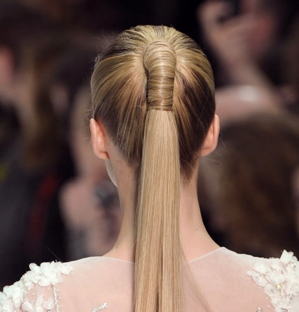 Nadčasové krásne jednoduché slávnostné účesy chvost blond Nadčasové účesy napodobňujú hladkú blond chvosta
