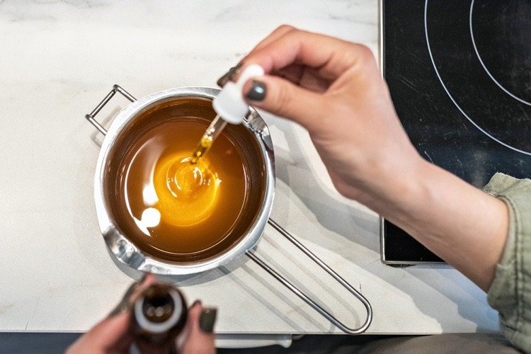 Vyrobte si vlastné telové maslo na báze kokosového oleja s kakaovým maslom a mandľovým olejom