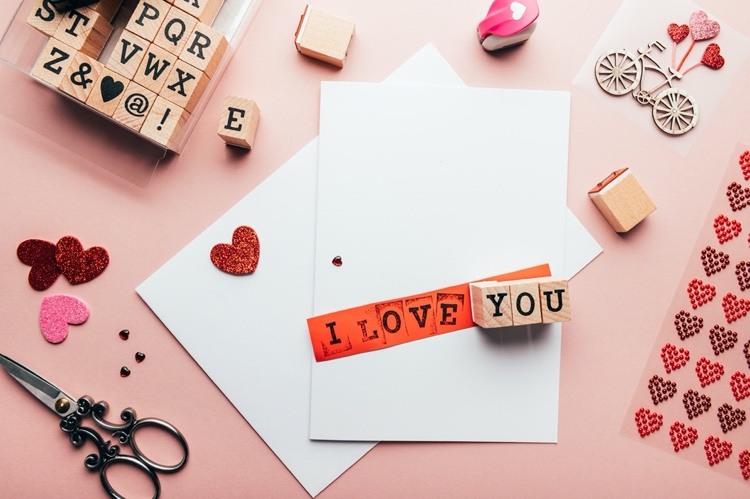 domáca karta so známkami a iným remeselným materiálom