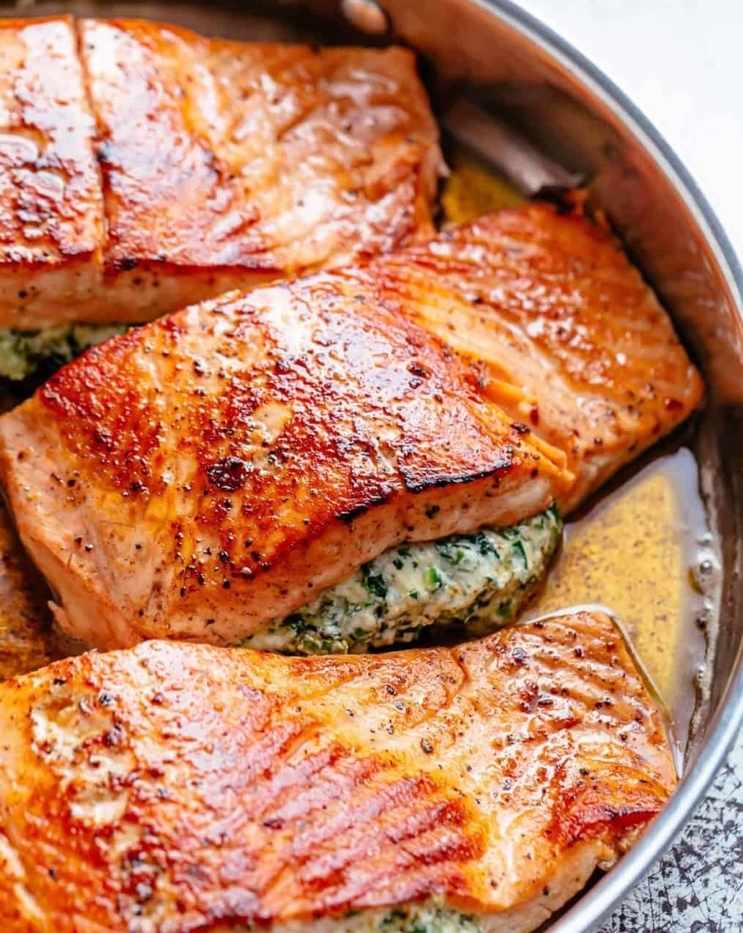 Lososové filety uvaríme v rúre so špenátovou a smotanovou plnkou