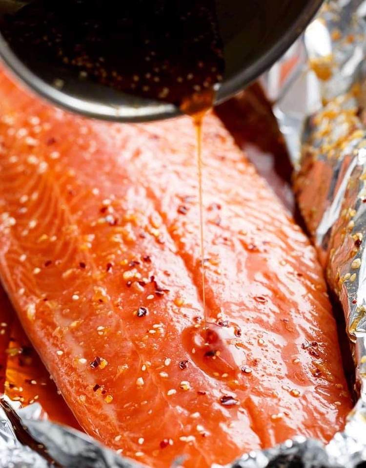 Veľké filety z lososa vložte kožou nadol do hliníkovej fólie