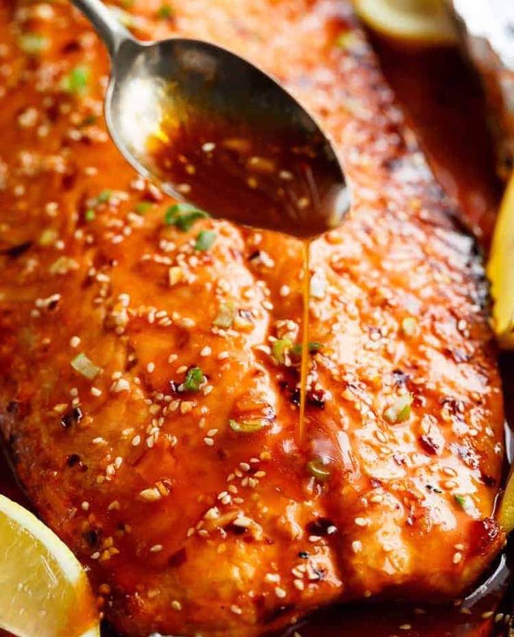 Lososová omáčka z medu, sójovej omáčky a masla