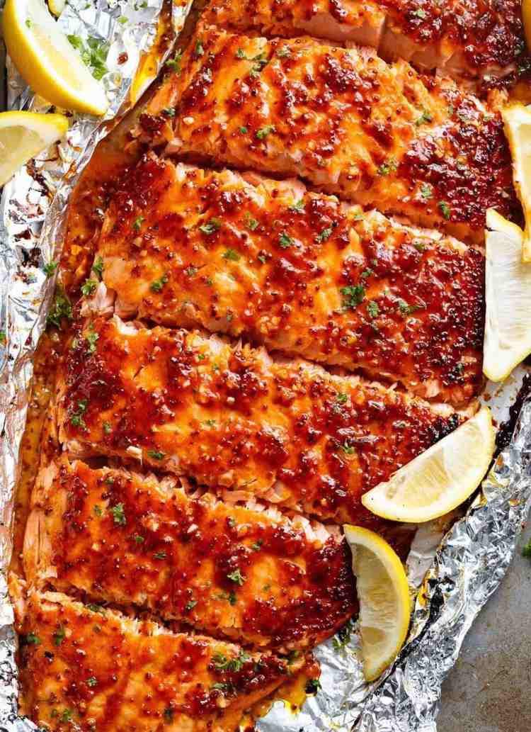 Veľký losos v hliníkovej fólii s medovo-horčicovou polevou