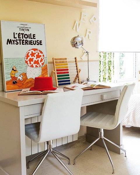 Dievčenská červená dekorácia stola s krížovými nohami