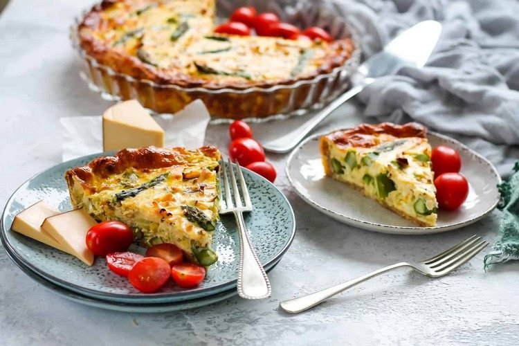 Špargľový quiche so zelenou špargľou a syrom Gouda