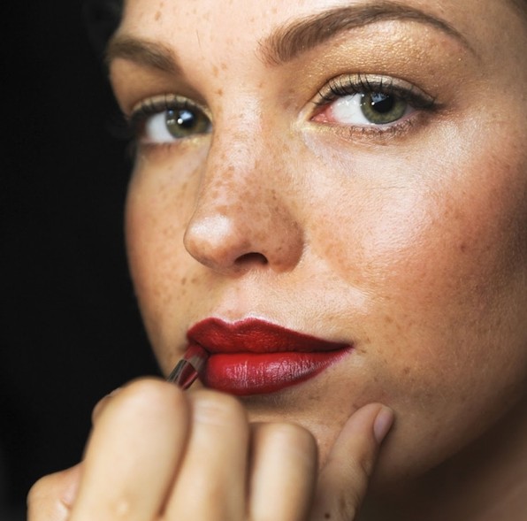 Tipy na líčenie slávnostný vzhľad červené pery matný štetec na rúž Tipy na líčenie na slávnostné príležitosti štetec na matný červený rúž