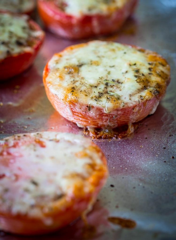 jesenné recepty-vegetariánske-pečené-paradajky-gouda-parmezán-korenie