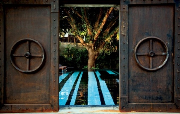 5-hviezdičkový hotel-Phuket-Indigo-perla-vchodové-kovové brány