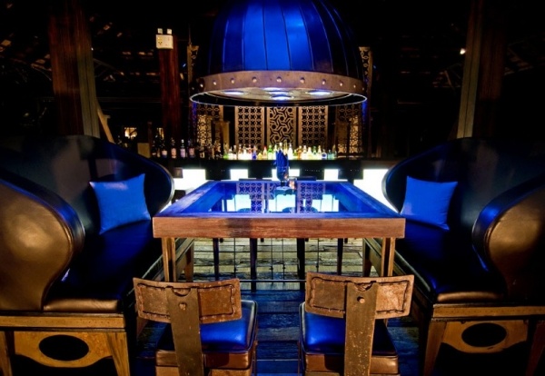 Indigo Pearl hotel thajsko modré osvetlenie