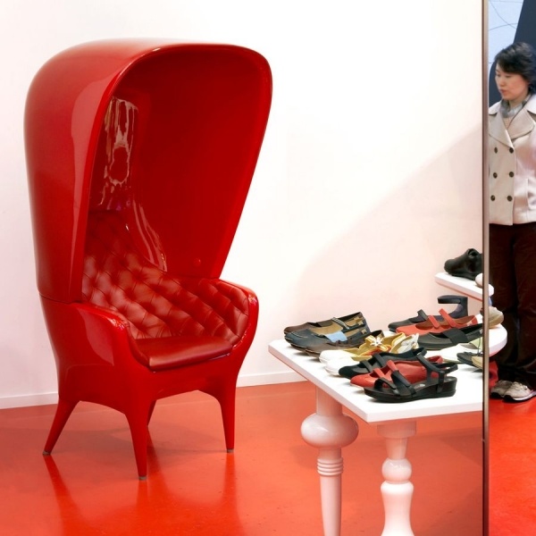 dizajnové kreslo jaime hayon červená lakovaná strešná krytina popové dizajnérske kreslo jaime hayon červená lakovaná strešná krytina