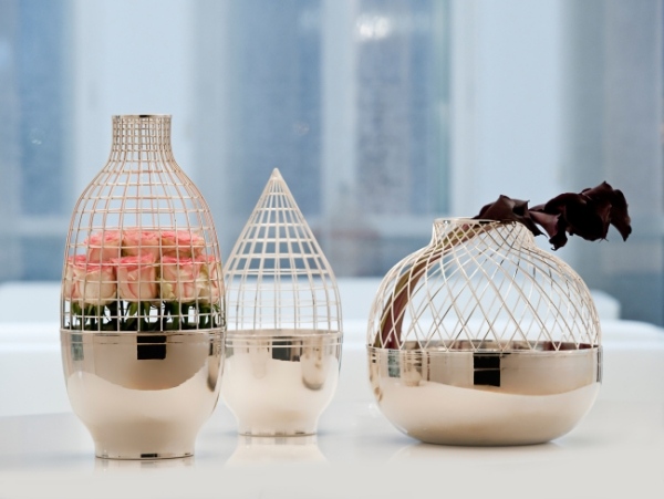 Mřížkové vázy Jayme Hayon elegantne pripomínajúce vtáčiu klietku Mřížkové vázy jayme hayon vtáčia klietka podobná