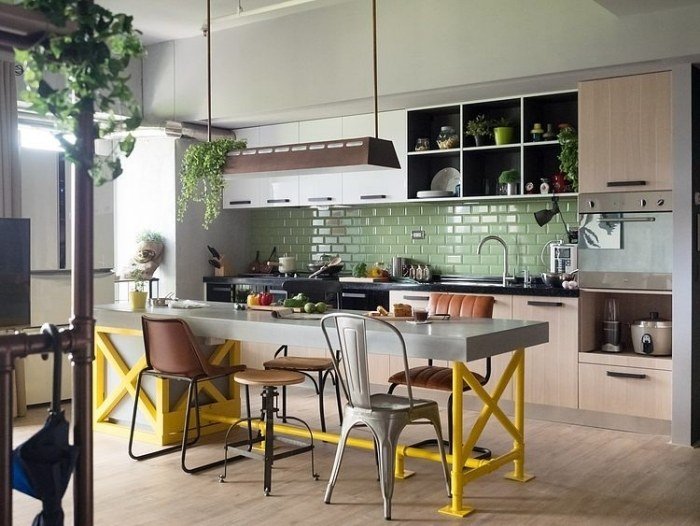 kuchyňa so zadnou stenou industriálne elegantného charakteru obložená zelenou pracovnou doskou so žiarivo žltými nohami priemyselno-elegantný-kuchynský-pracovný-stôl-žlté-lešenie-kuchynská zadná stena-zelená-dlažba