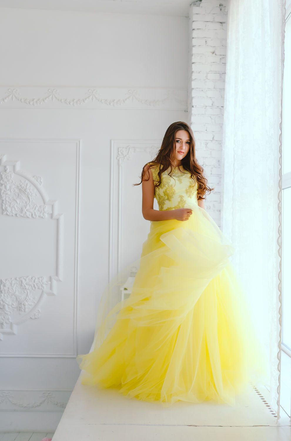 Tyl a výšivky v žlto -bielej farbe pre efekt ombre