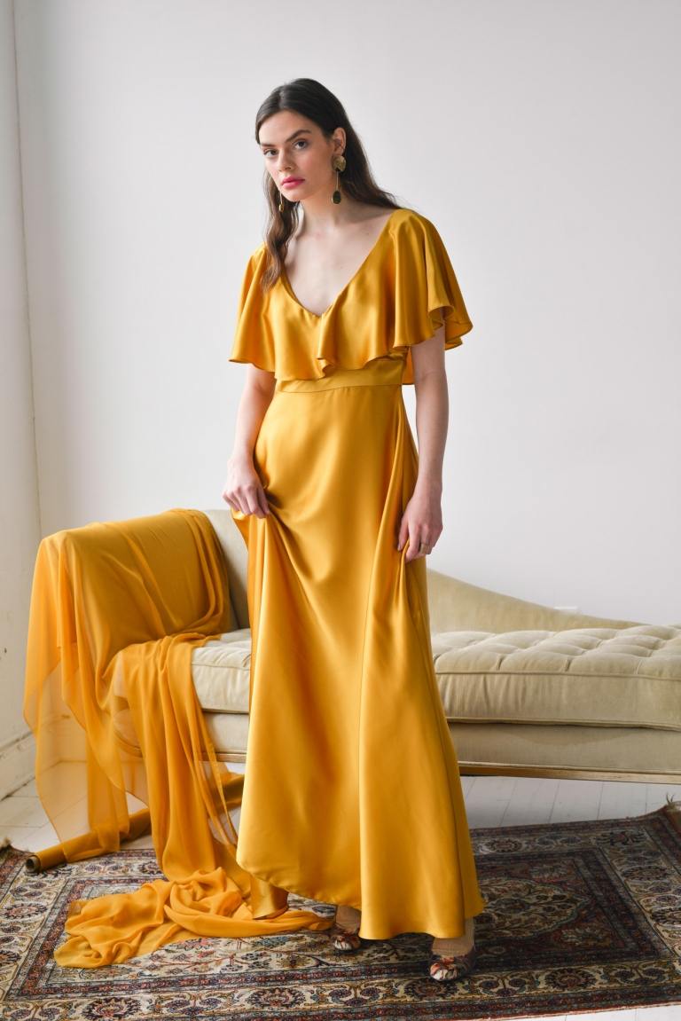 Elegantné lesklé svadobné šaty z hodvábu s hlbokým dekoltom