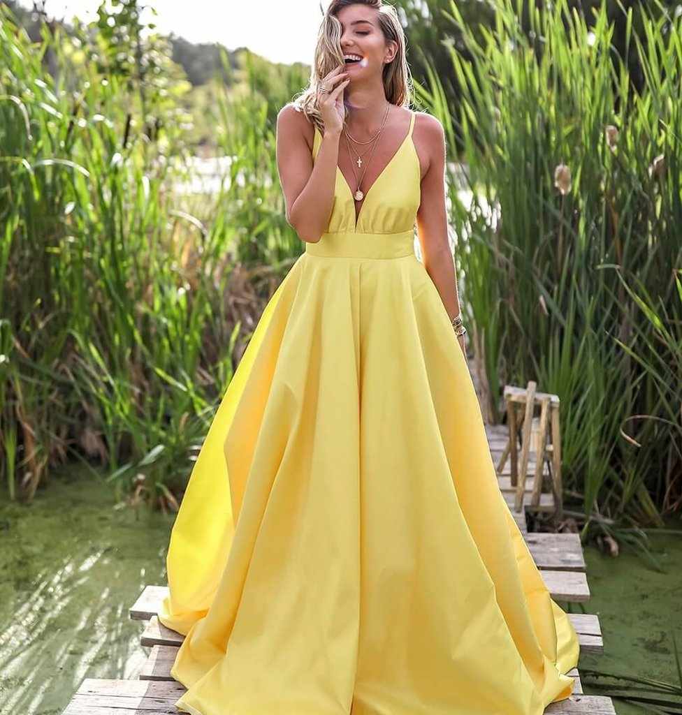 Špagetové ramienka a svetlý žltý odtieň pre svadobné šaty áčku