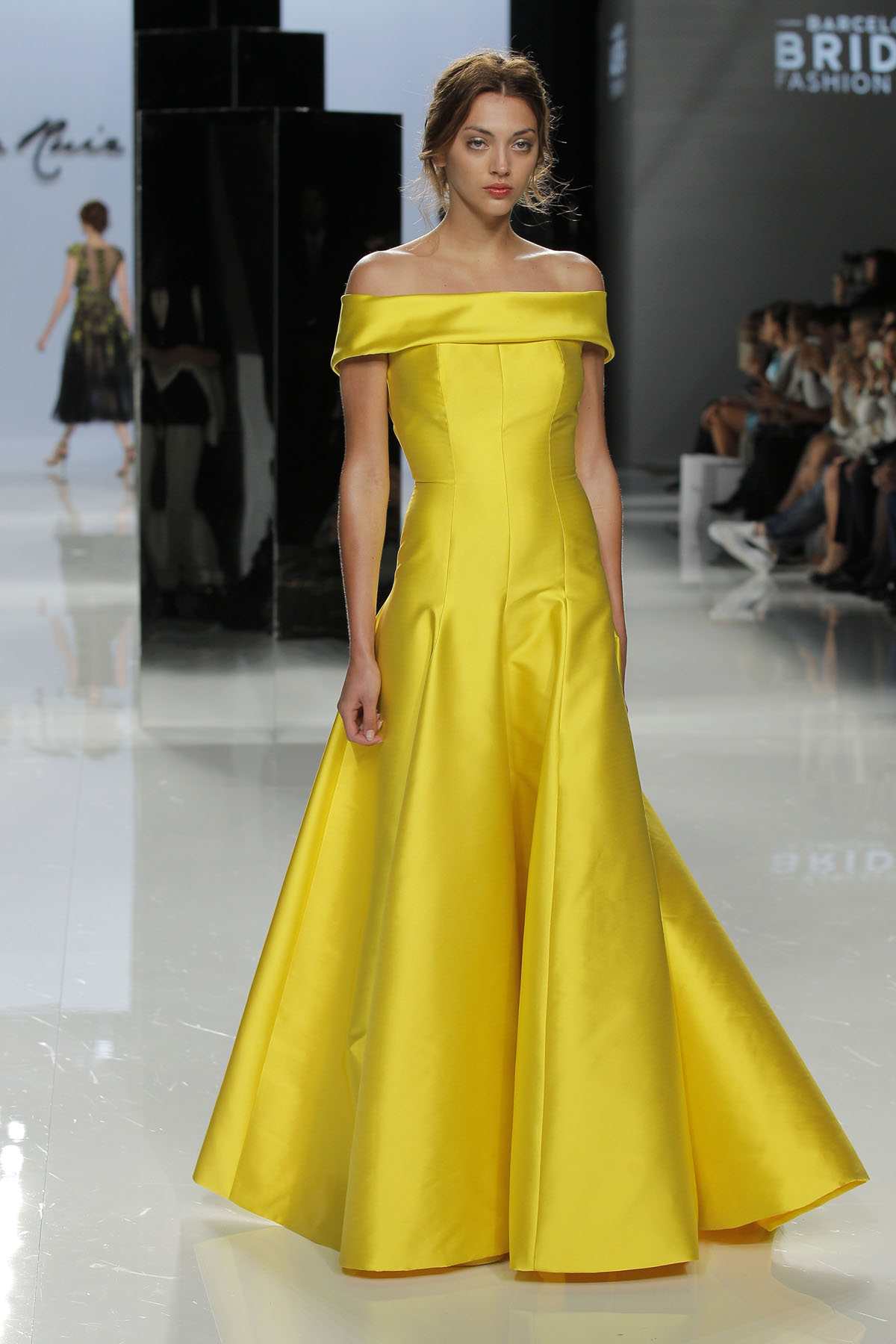 Svadobné šaty s leskom a jednoduchou tkaninou bez ozdôb