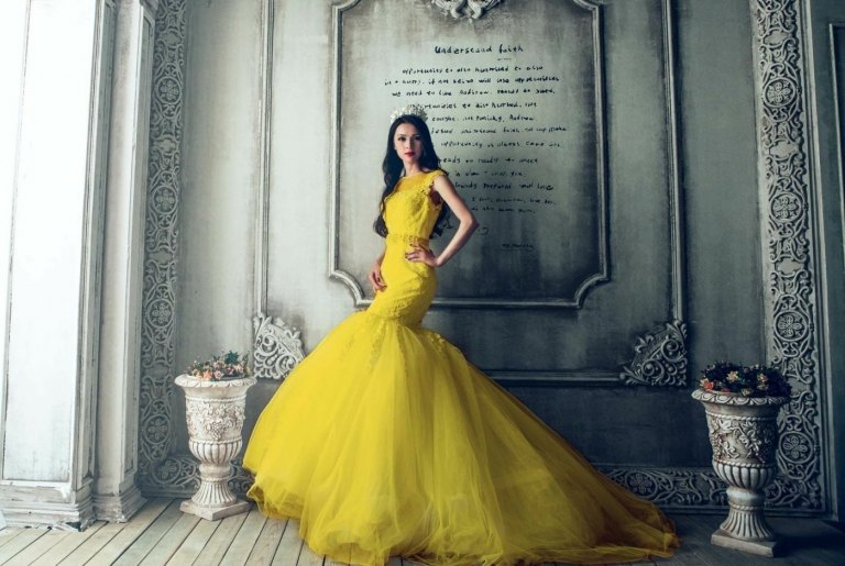 Svadobné šaty v žltej farbe pre nevestu s efektom morskej panny a množstvom tylu