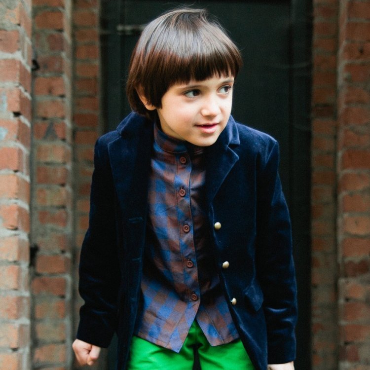 účesy-malí-chlapci-dlhý-blejzer-tmavo-modrá-košeľa-šik