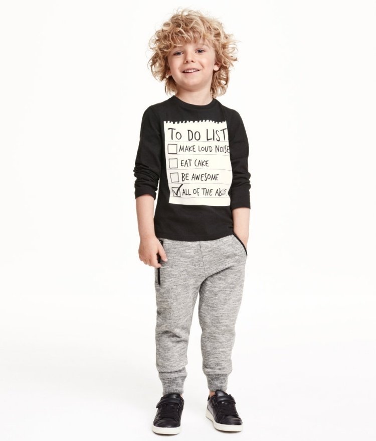 ležérny účes pre kučeravé vlasy a ležérny outfit účesy-malí chlapci-moderná-móda-kučeravé-blond-ležérne