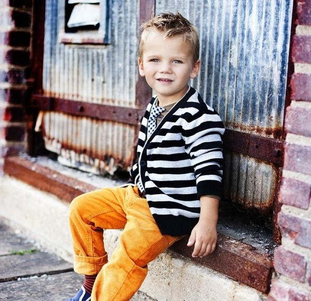 Špičkové vlasy upravené s trochou gélových skvelých účesov pre chlapcov účes-nápady-pre-malých-chlapcov-s-gélovým-štýlom-predná časť