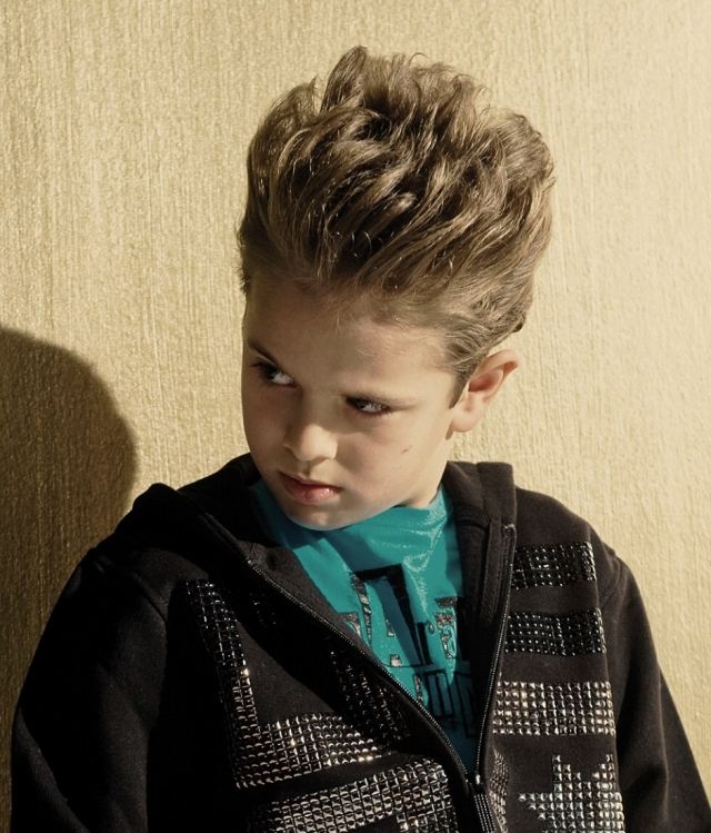 Skvelý chlapčenský účes s efektom wow - vysoko upravené horné vlasy praktický-účes-s-wow-efektom-vysoko-štylizovaný-top-chalani