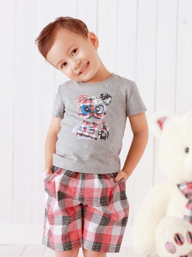 Krátky strih pre chlapcov - prakticky upravený gélom v letných horných vlasoch módny-krátky-zostrih-pre-chlapcov-top-vlasy-v štýle-s-gélom