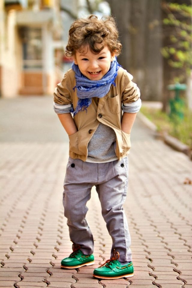 Chlapčenské účesy pre kučeravé vlasy-ležérne nosené-voľne padajúce na tvár Chlapčenské účesy-kučeravé vlasy-ležérne-nosené-voľne-padajúce do tváre