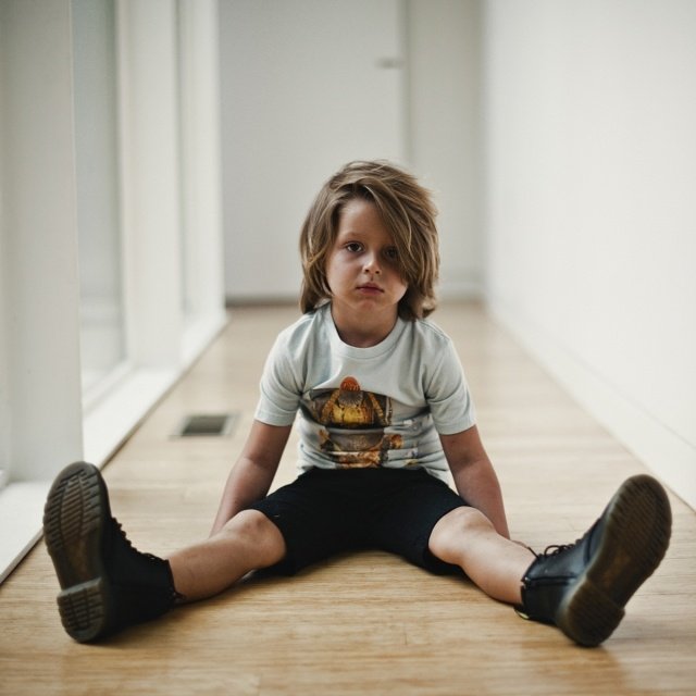 Účesy pre chlapcov pre vlasy po ramená - bočné delenie, ktoré padá hlboko do tváre Chlapec-účes-po ramená-lúčenie-strana-lúčenie-hlboké-v-the-face-klesá