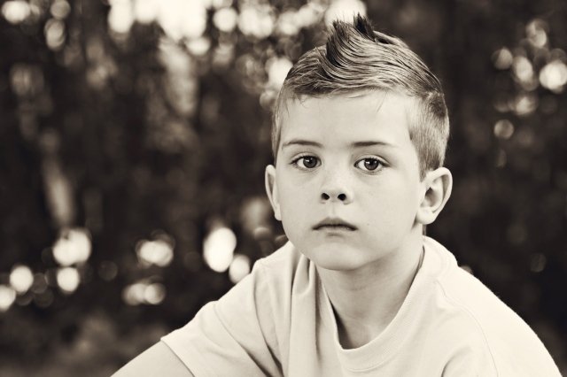 Punkový účes pre chlapcov - veľmi upravené horné vlasy - dlhšie ako boky Punk-účes-vysoko štylizované-top-vlasy-dlhšie ako bočné časti