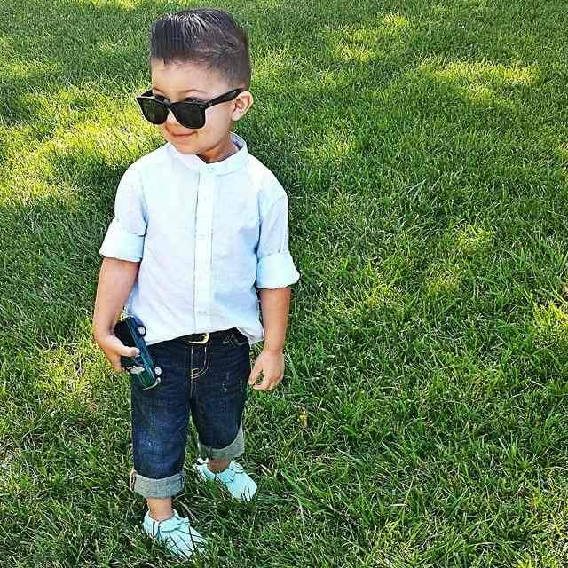 chladný účes s orezanými vlasmi na gélovej strane Krásne-detské-účesy-chlapci-rovné vlasy-v štýle-cool-slnečné okuliare