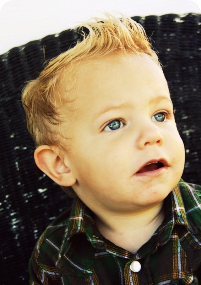 dlhšie horné vlasy s krátkymi bočnými časťami-skvelé nápady na účesy pre malých chlapcov dlhšie-top-vlasy-s-krátkymi-bočnými časťami-nápady na účesy-pre-malých chlapcov