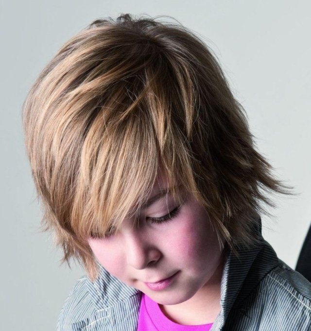 Živá s bočným delením, nosená ležérne chlapci-super-účes-s-bočným delením-otvorené-ležérne vlasy