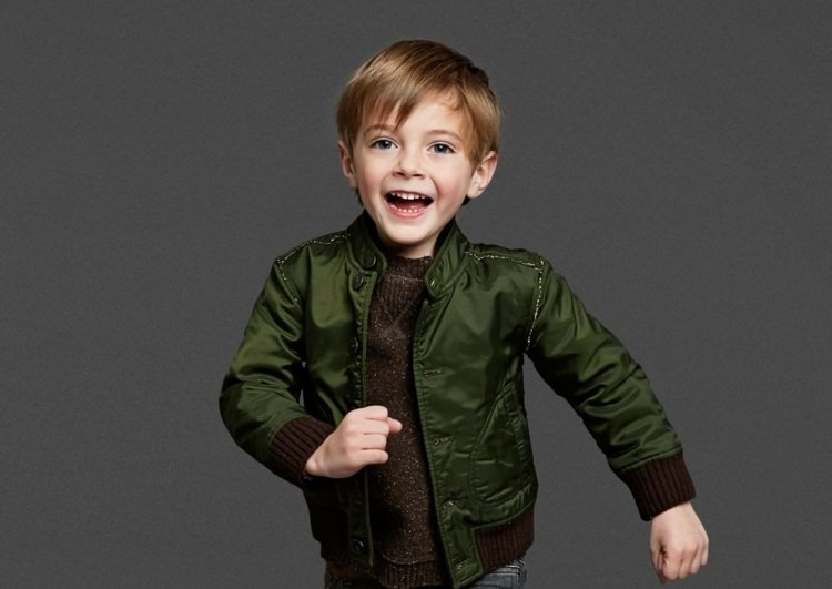 Účes s ofinou účesy pre malých chlapcov dolce-gabbana-bunda-zelená-ofina