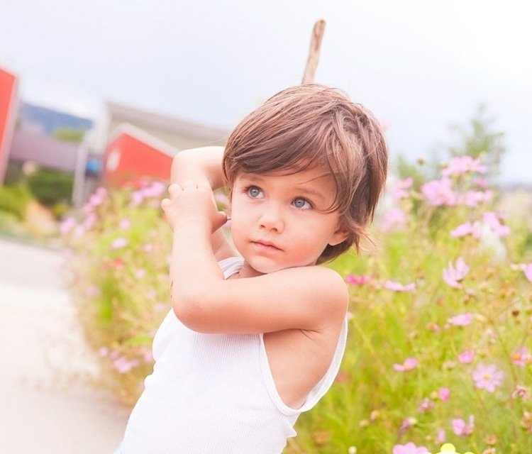 Chlapec s dlhšími vlasmi účesy-pre-malých-chlapcov-dlhé-vlasy-moderný-športový-vzhľad