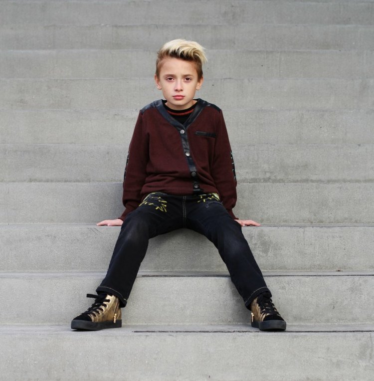 Punkový účes s farbenými blond vlasmi účesy-pre-malých-chlapcov-punk-štýl-skvelá-blond-farba