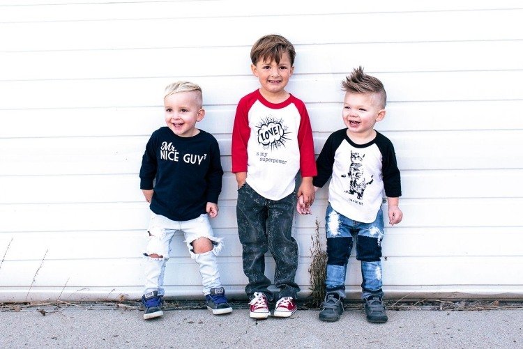 moderné oblečenie a nápady na účes pre malých chlapcov účesy-malí chlapci-roztomilé-módne-rifle-roztrhané-módne-tenisky