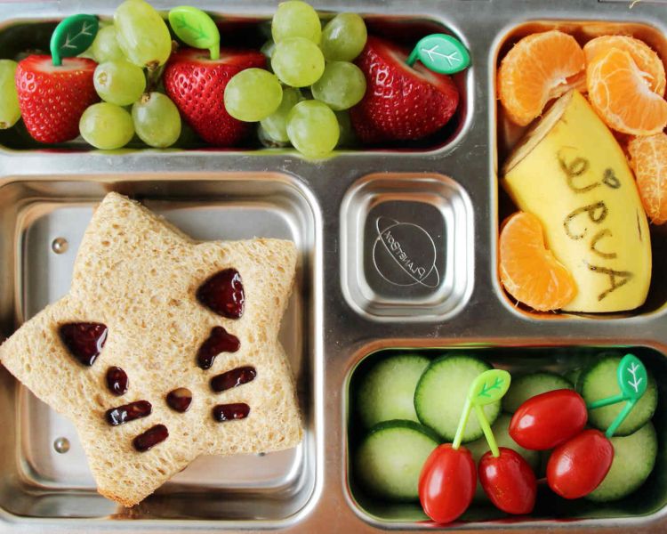 nápady na obedový balíček detská mačacia buchta, jahody, cherry paradajky
