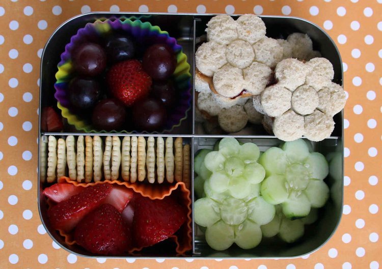 Chladivý box na jarný obed, deti vystrihujú kvety