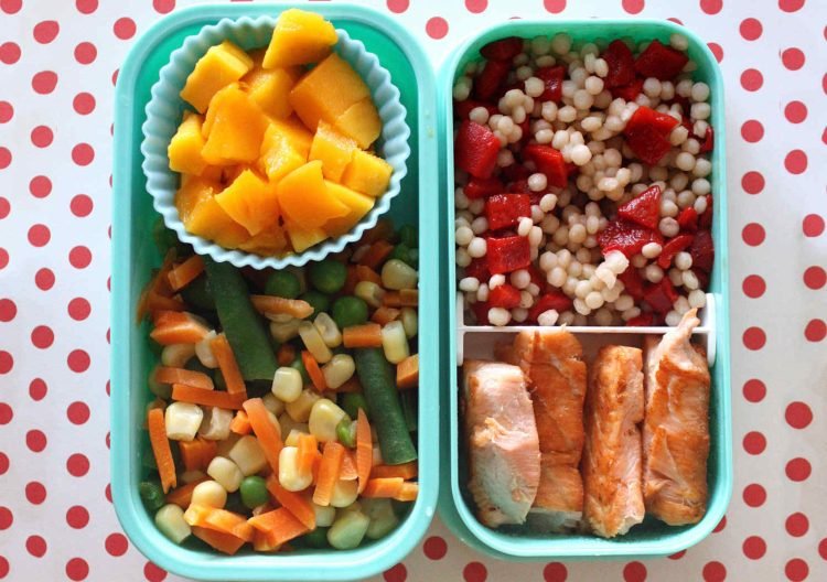 Jarný obedový box pripravujúci lososový kuskus